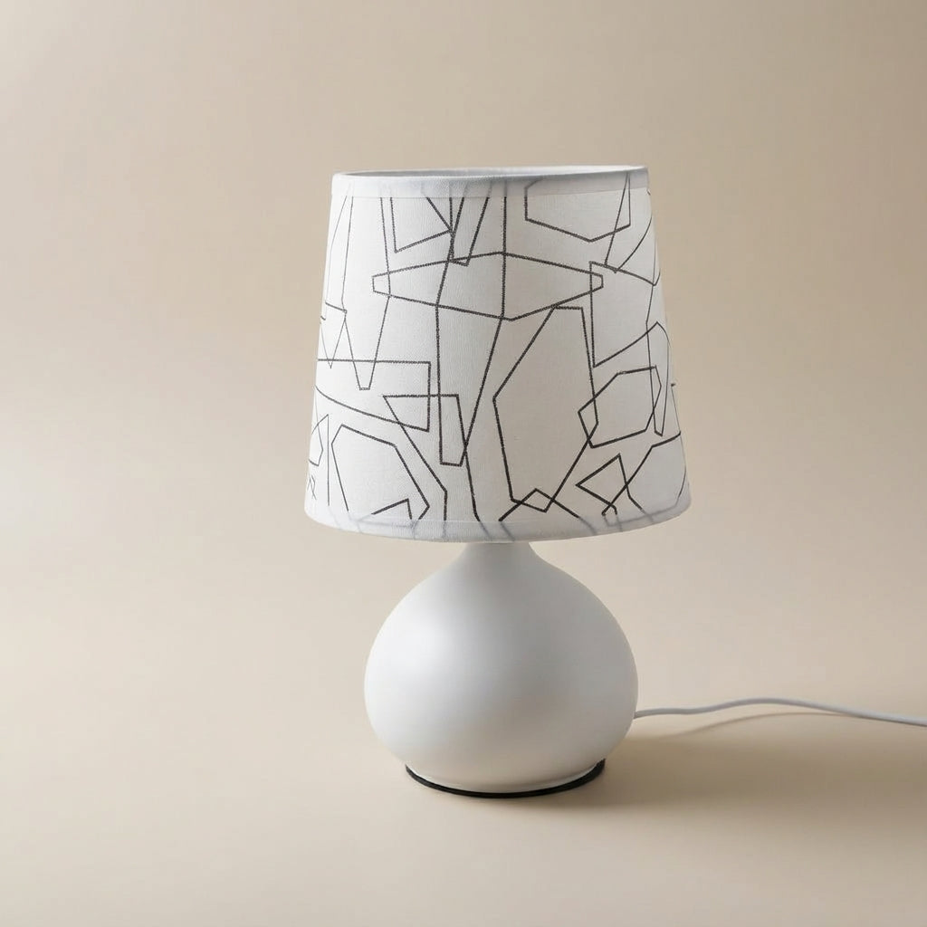 Kompaktowa okrągła lampa stołowa z geometrycznie formowanym kloszem i zasilaniem USB