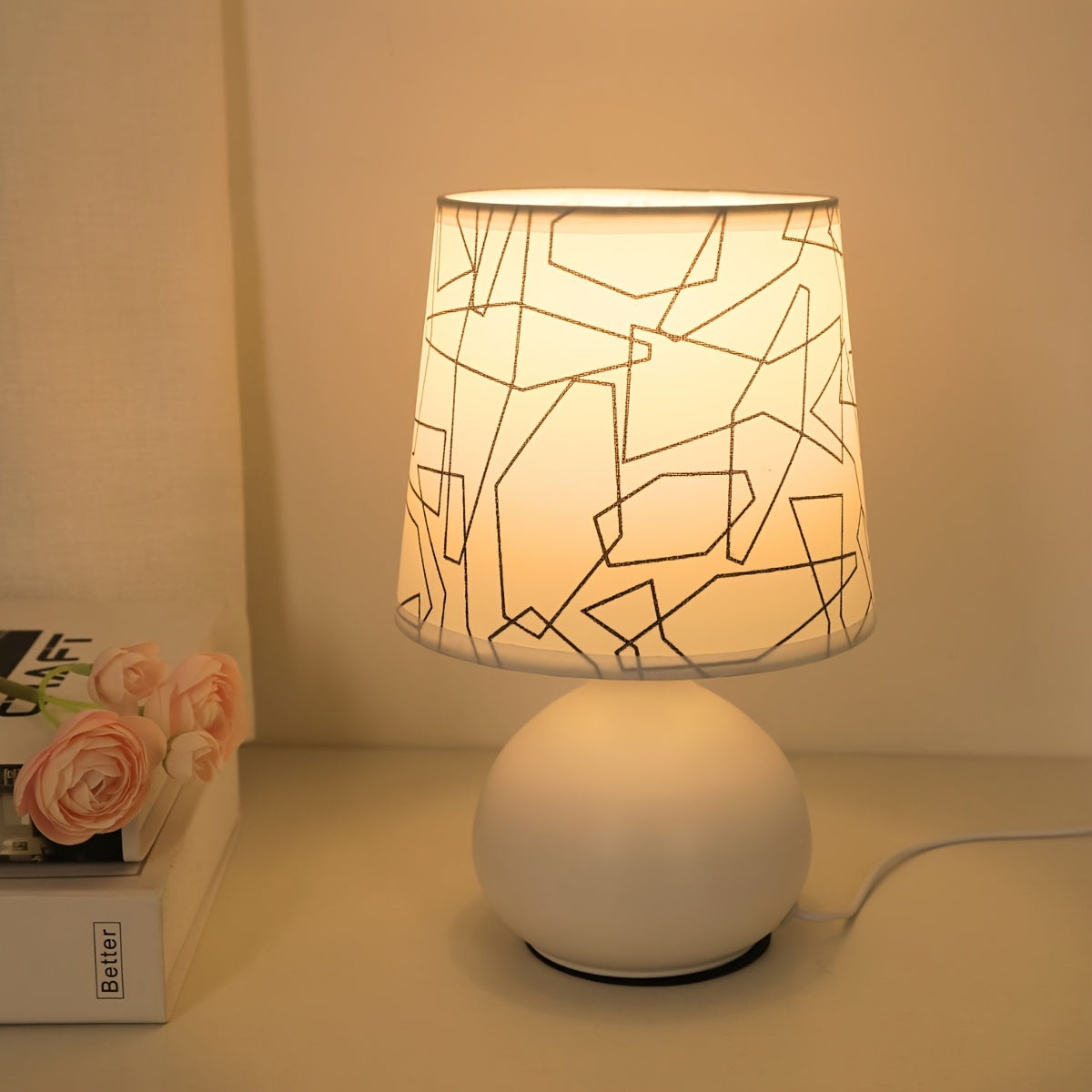 Kompaktowa okrągła lampa stołowa z geometrycznie formowanym kloszem i zasilaniem USB