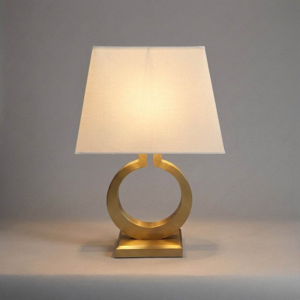 Lampa stołowa inspirowana architekturą willi, z żelazną podstawą i materiałowym abażurem