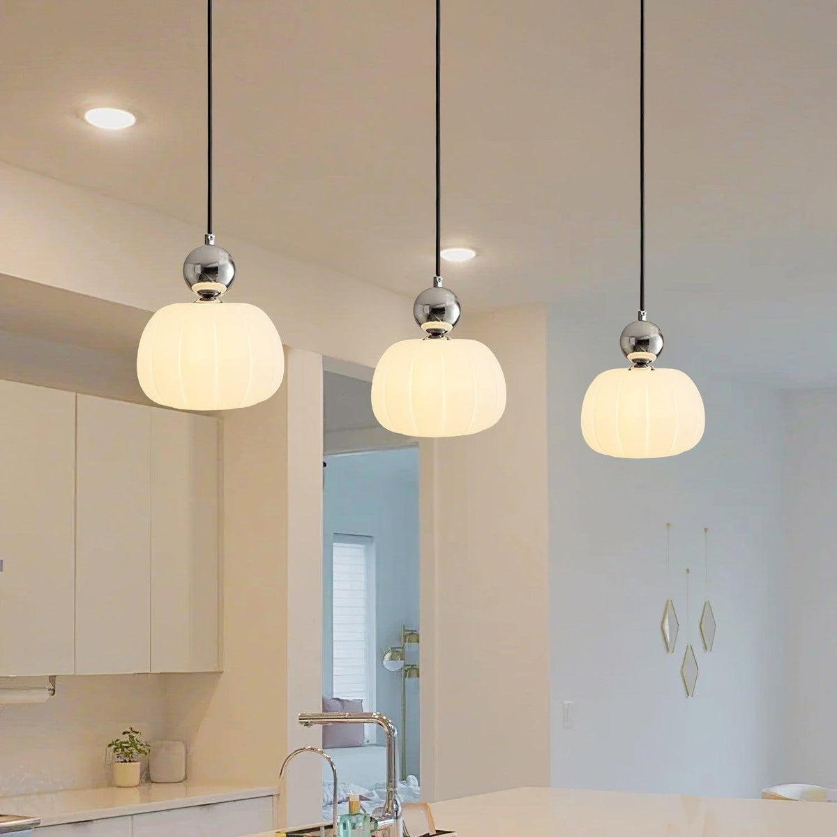 Wisząca lampa z okrągłym organicznym dyfuzorem akrylowym