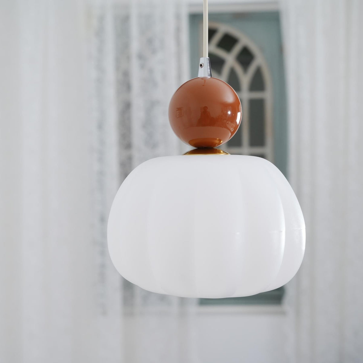 Wisząca lampa z okrągłym organicznym dyfuzorem akrylowym