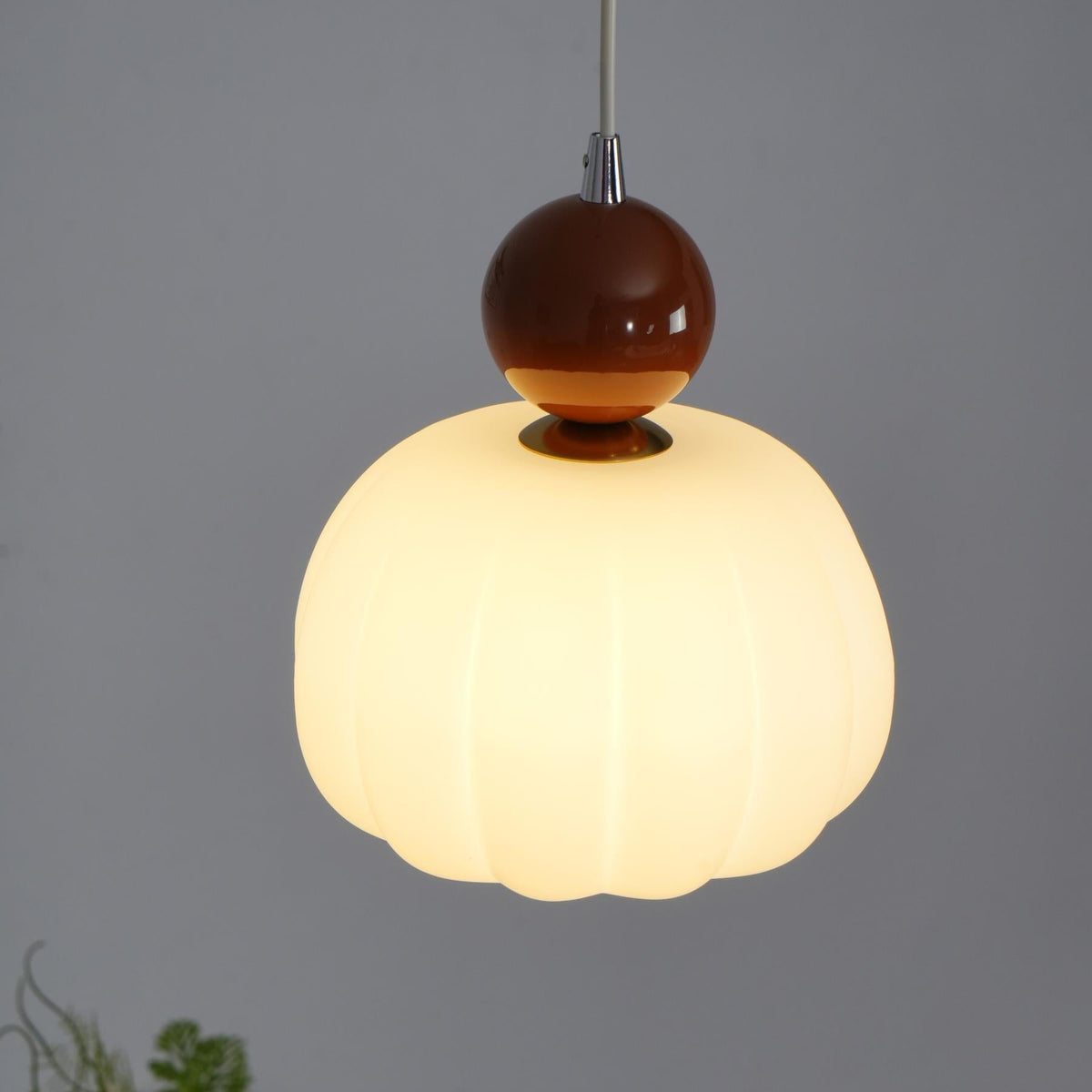 Wisząca lampa z okrągłym organicznym dyfuzorem akrylowym