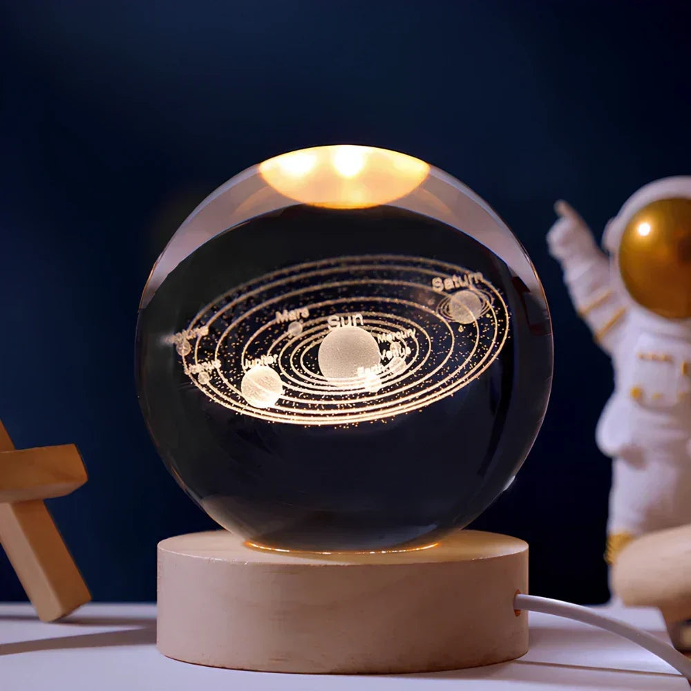Lampa stołowa i nocna z grawerowaną kryształową kulą w kształcie planety