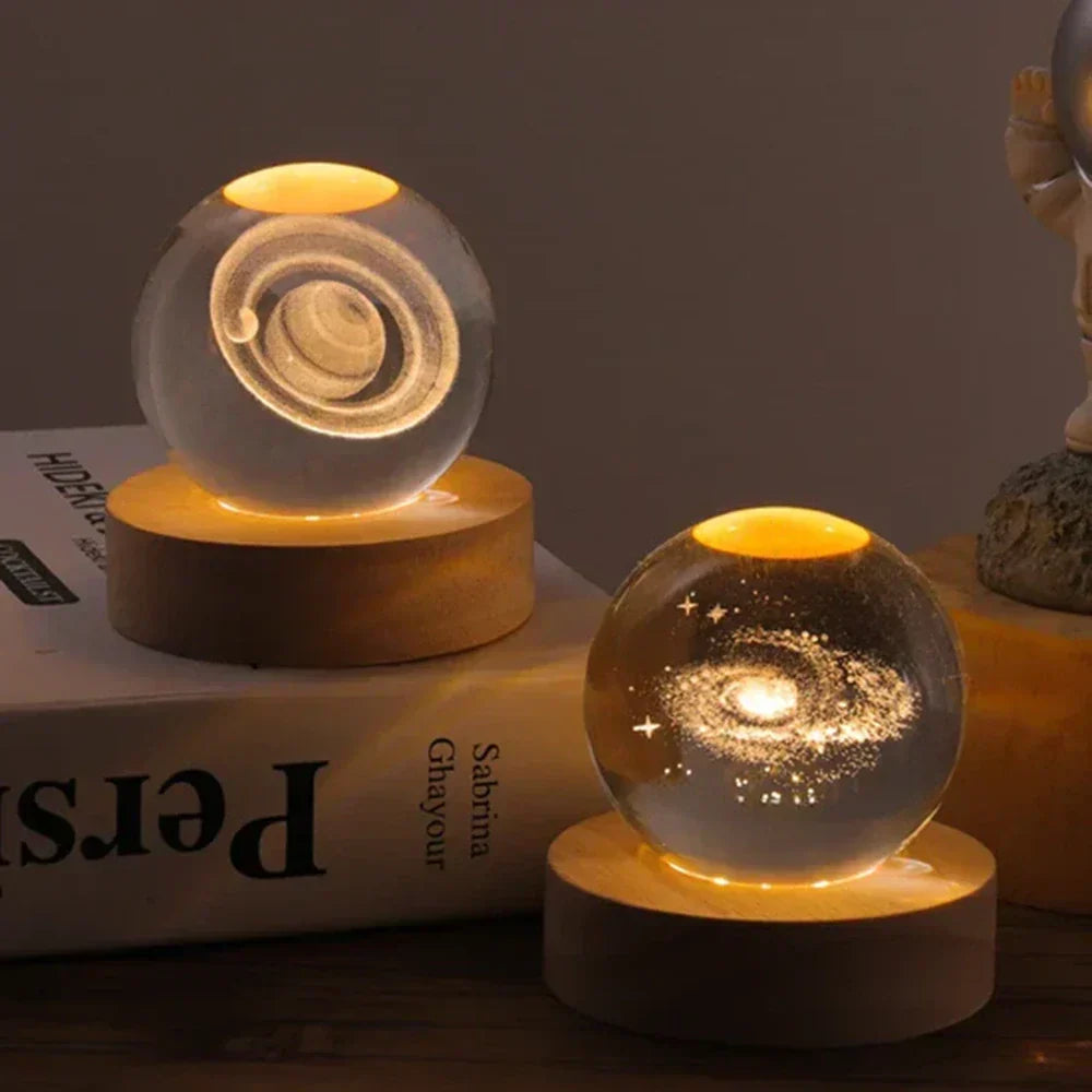 Lampa stołowa i nocna z grawerowaną kryształową kulą w kształcie planety