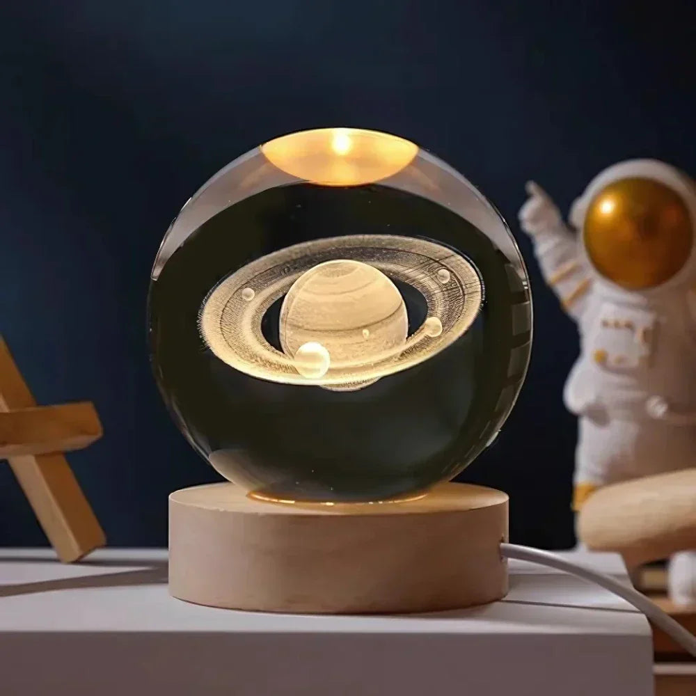 Lampa stołowa i nocna z grawerowaną kryształową kulą w kształcie planety