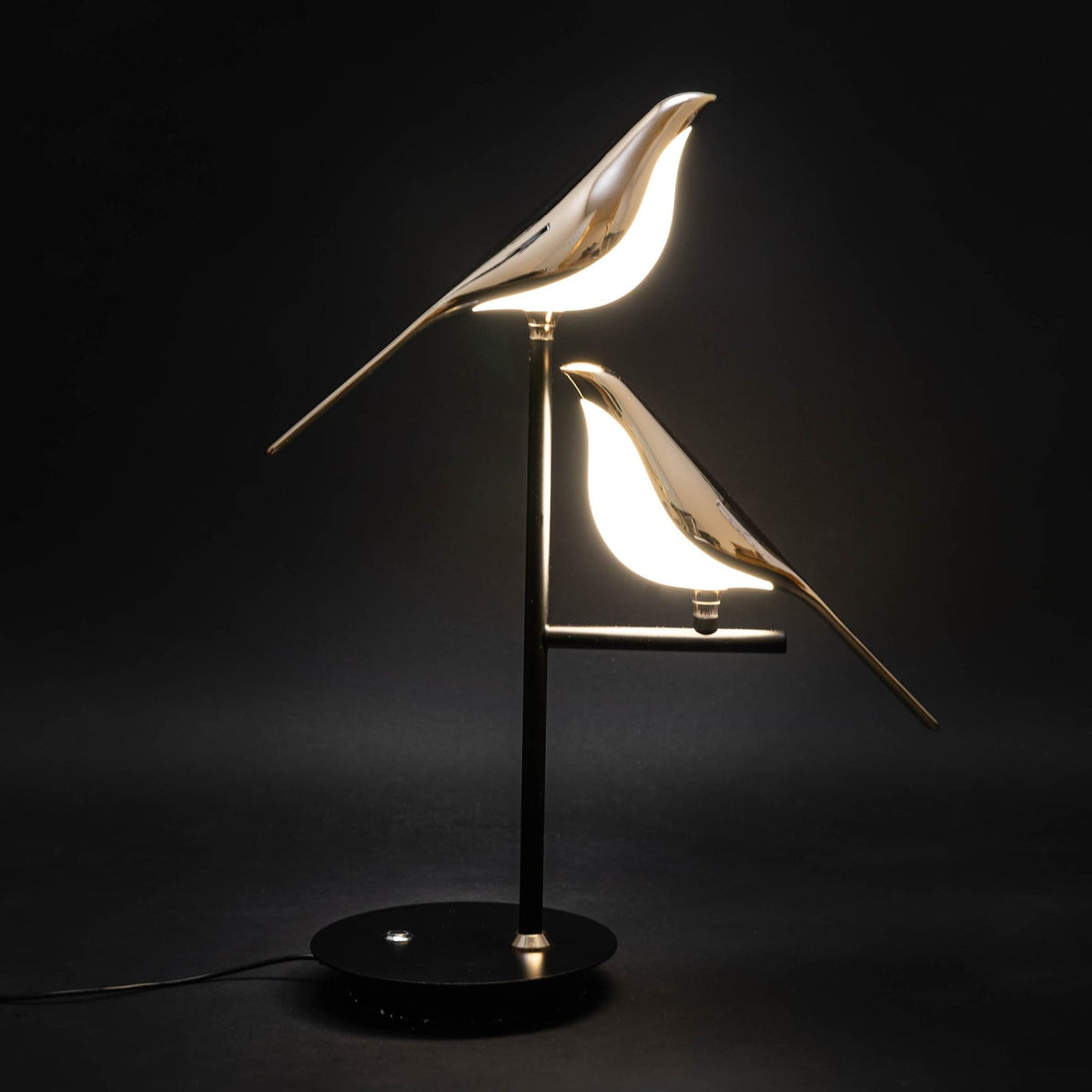 Nowoczesna nordycka metalowa lampa ścienna z rzeźbą ptaka siedzącego na gałęzi