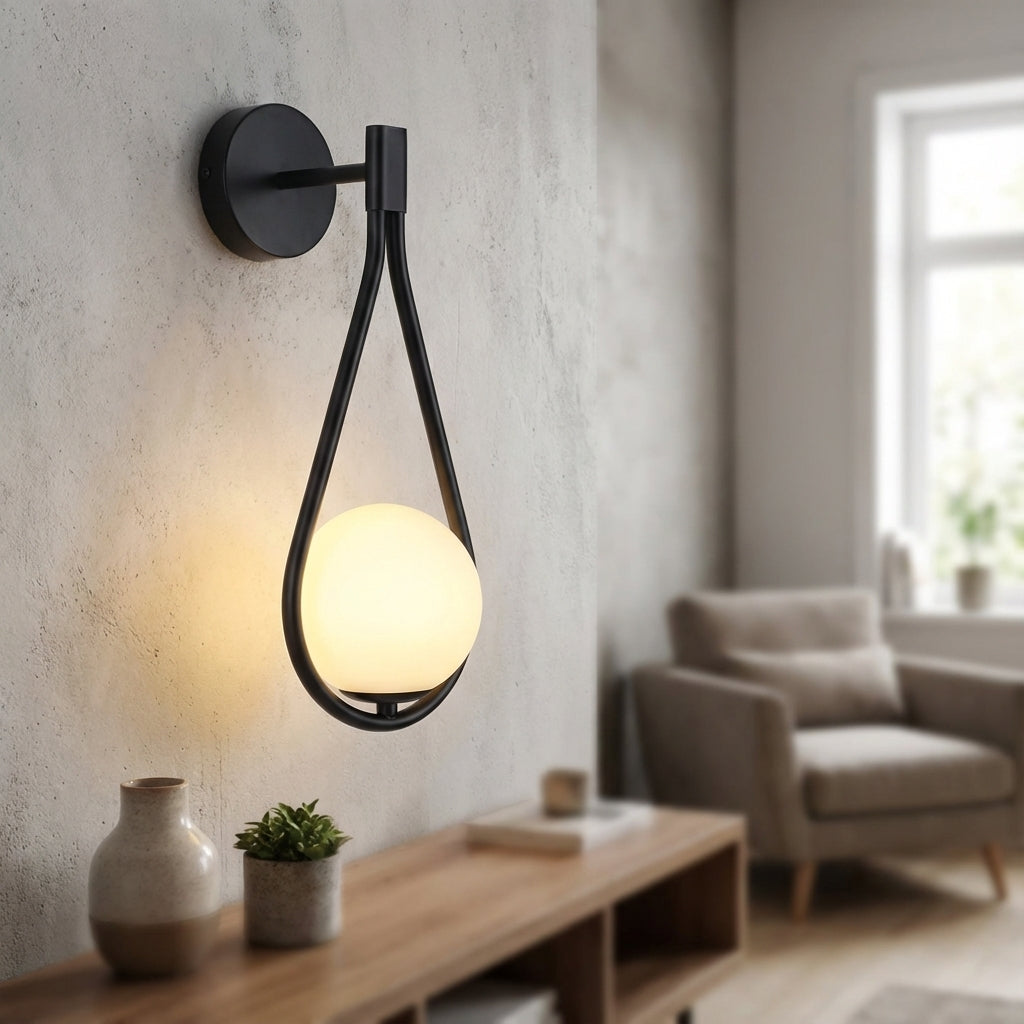 Rzeźbiarska żelazno-szklana lampa ścienna z kloszem w kształcie kropli