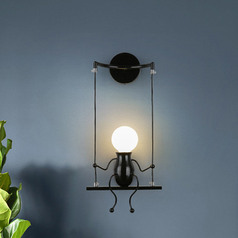 Trwała metalowa lampa ścienna z sylwetką kołyszącej się postaci