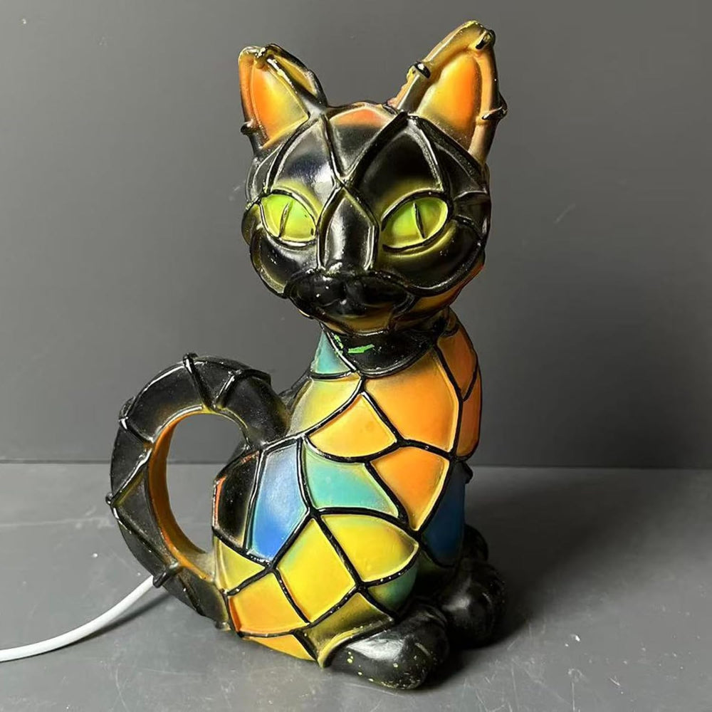 Lampa stołowa z figurką kota z mozaikowego witrażu w stylu Tiffany’ego