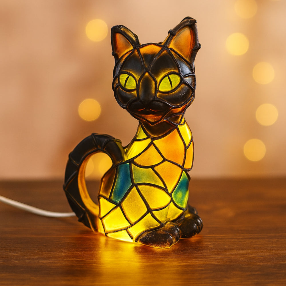 Lampa stołowa z figurką kota z mozaikowego witrażu w stylu Tiffany’ego