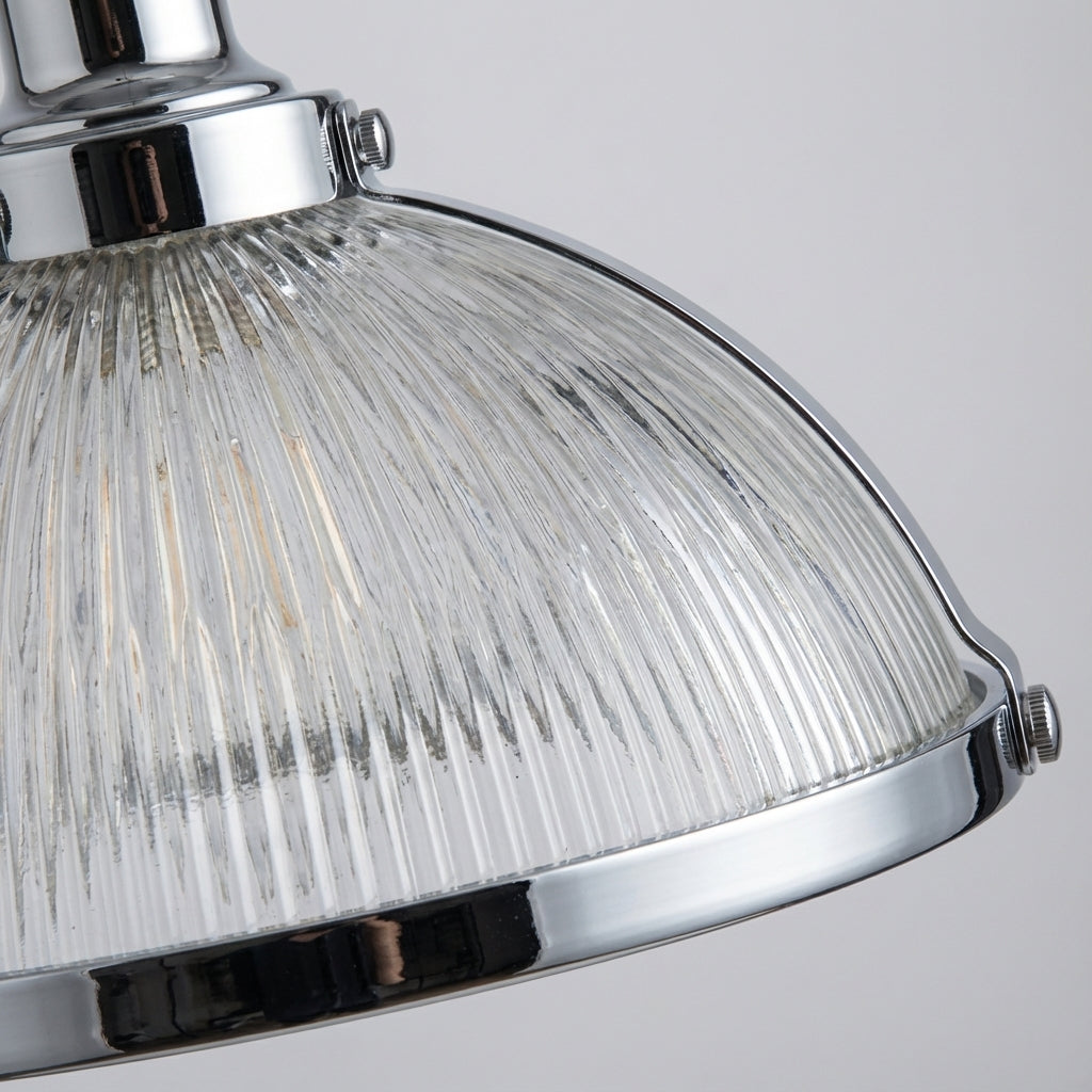 Retro lampa wisząca z ryflowanym szklanym kloszem, metalową ramą i pojedynczym źródłem światła