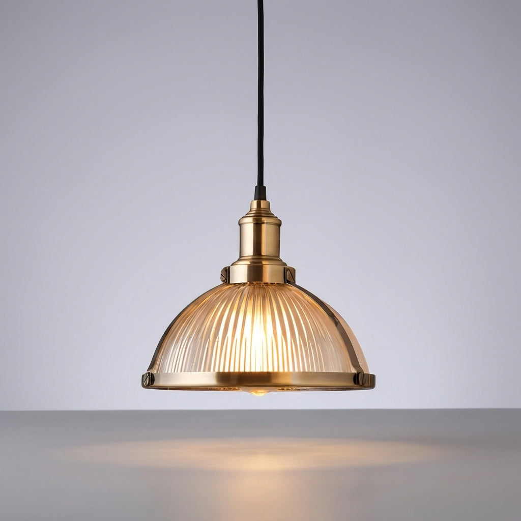 Retro lampa wisząca z ryflowanym szklanym kloszem, metalową ramą i pojedynczym źródłem światła