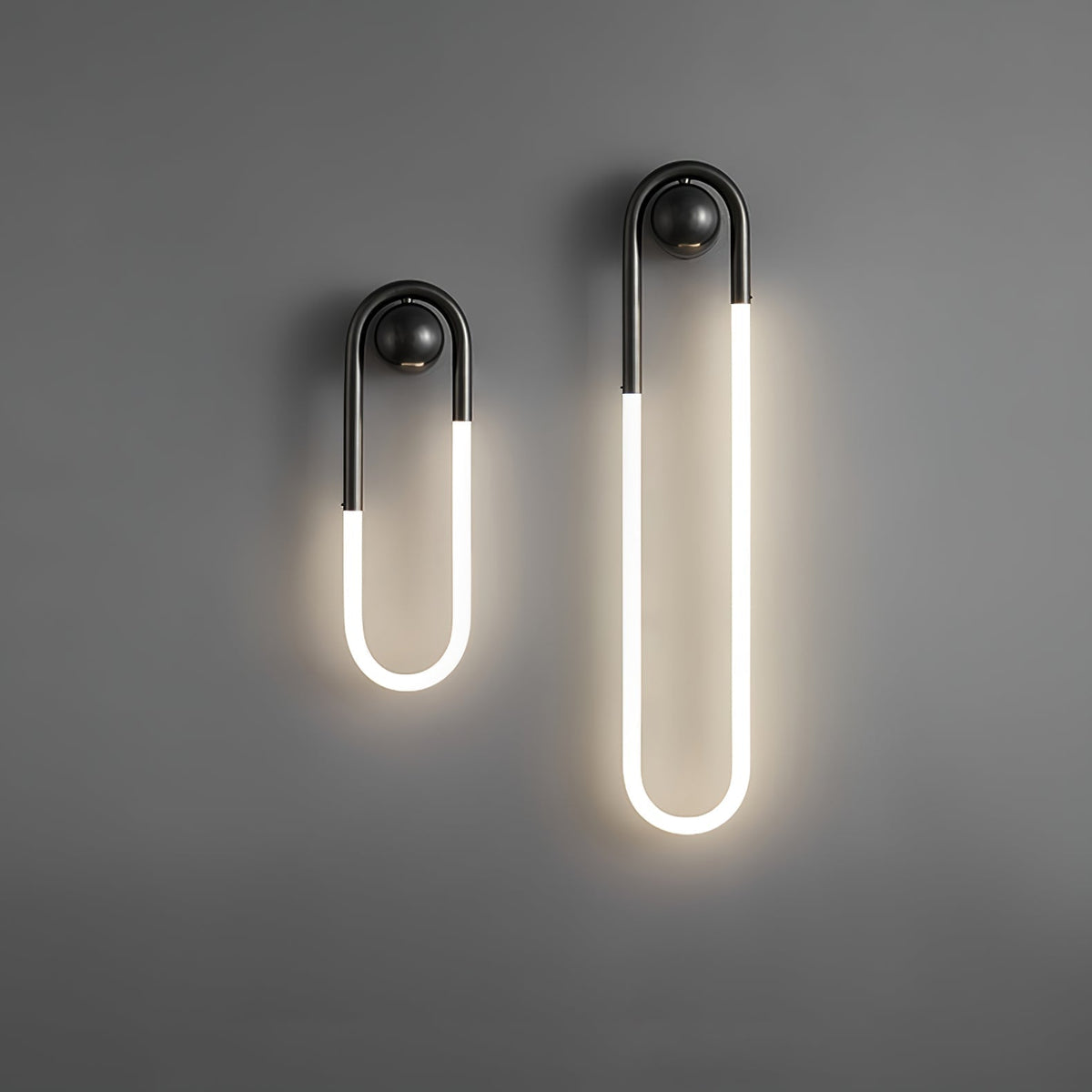 Minimalistyczna architektoniczna lampa ścienna z mosiężną ramą w kształcie pętli