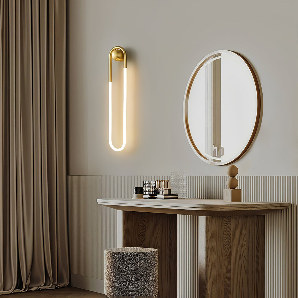 Minimalistyczna architektoniczna lampa ścienna z mosiężną ramą w kształcie pętli