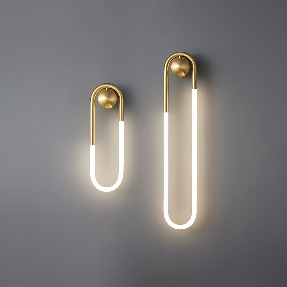 Minimalistyczna architektoniczna lampa ścienna z mosiężną ramą w kształcie pętli
