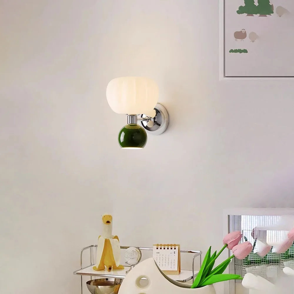 Rzeźbiarska nordycka lampa ścienna ze szklanym kloszem w kształcie dyni