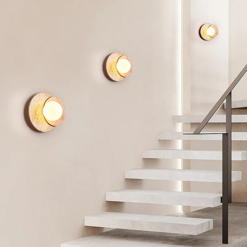Lampa ścienna w stylu wabi-sabi z organiczną fakturą kamienia i drewna