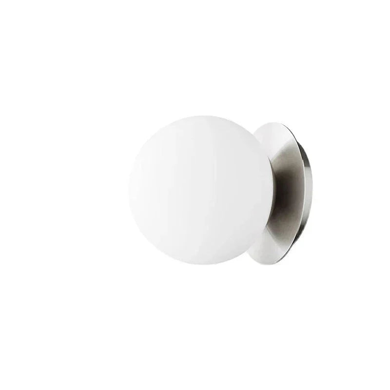 Nordycka lampa ścienna z opalowym szklanym kloszem w kształcie kuli i kutym żelazem