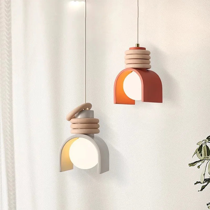 Rzeźbiarska wisząca lampa z żywicy w stylu wabi-sabi, japońskim minimalizmem i organiczną formą