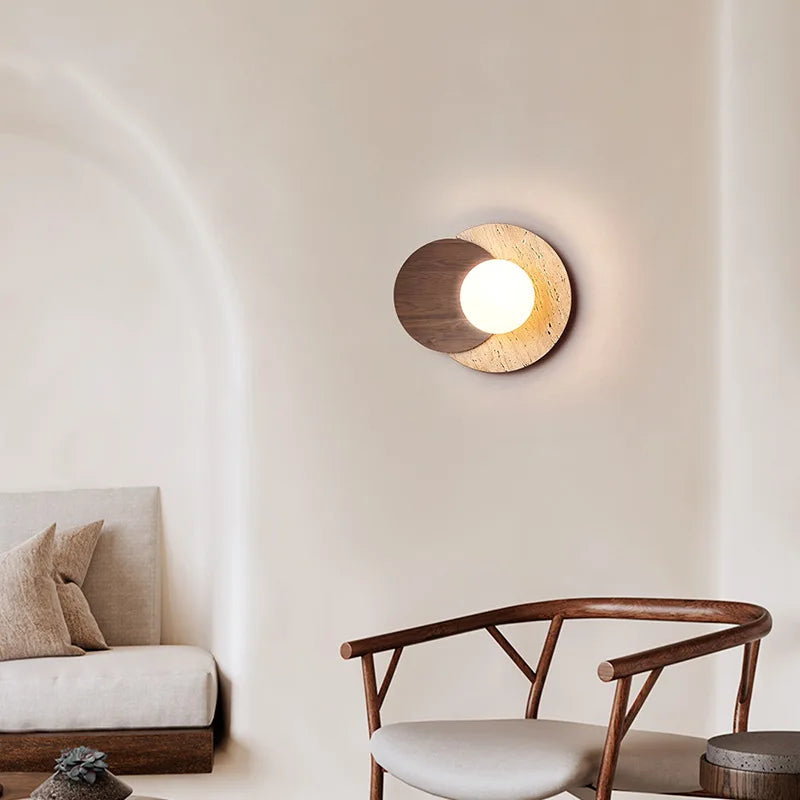 Lampa ścienna w stylu wabi-sabi z organiczną fakturą kamienia i drewna