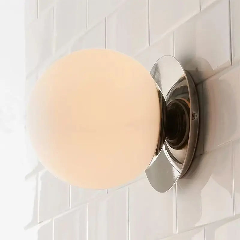 Nordycka lampa ścienna z opalowym szklanym kloszem w kształcie kuli i kutym żelazem