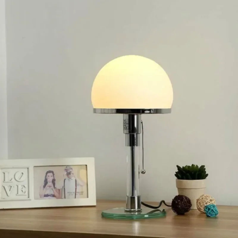 Bauhausowska chromowana lampa stołowa z kopułowym kloszem z matowego szkła