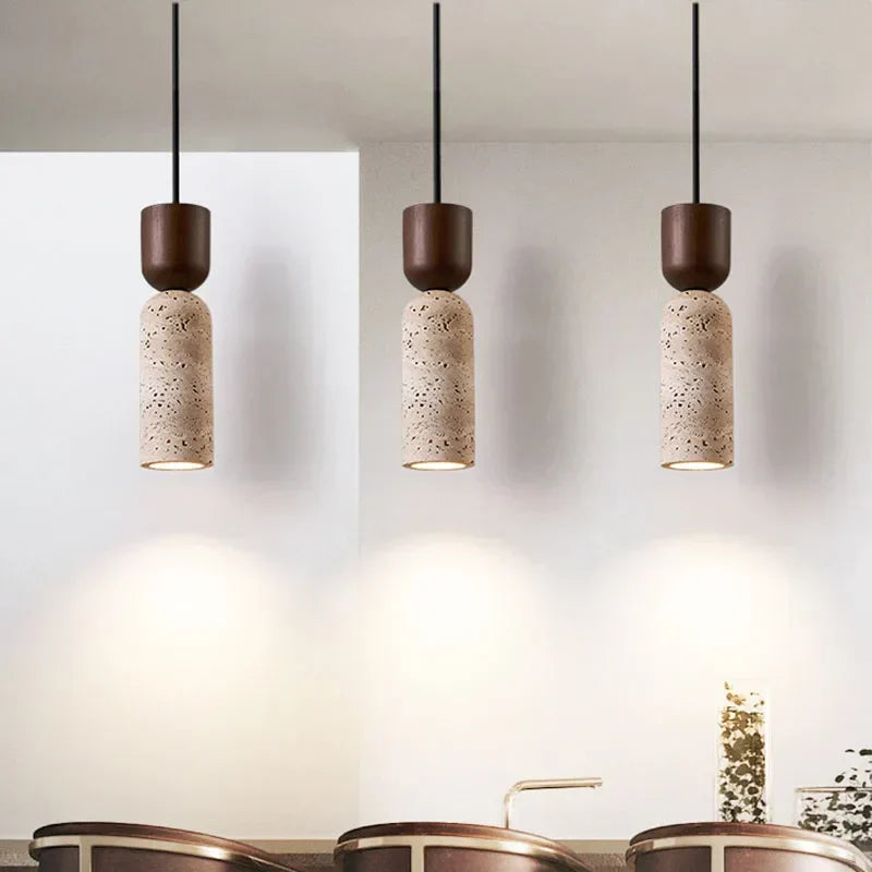 Wisząca lampa w stylu wabi-sabi z fakturą trawertynu i drewna orzechowego