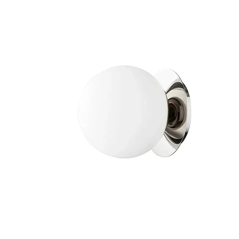 Nordycka lampa ścienna z opalowym szklanym kloszem w kształcie kuli i kutym żelazem