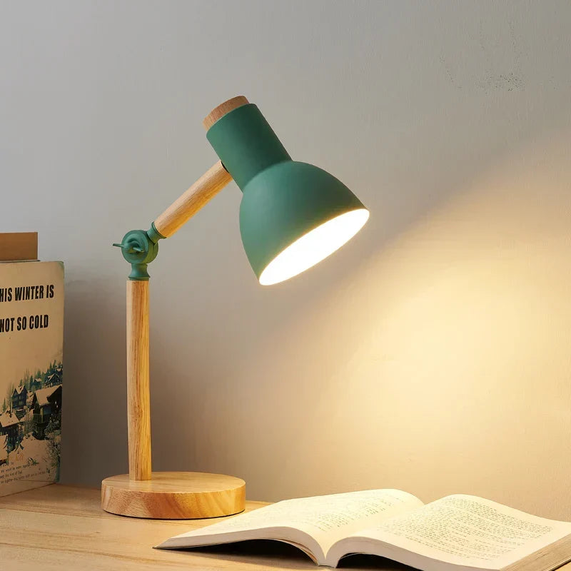 Nordycka lampa stołowa z drewnianą podstawą, regulacją i przyjaznym dla oczu światłem