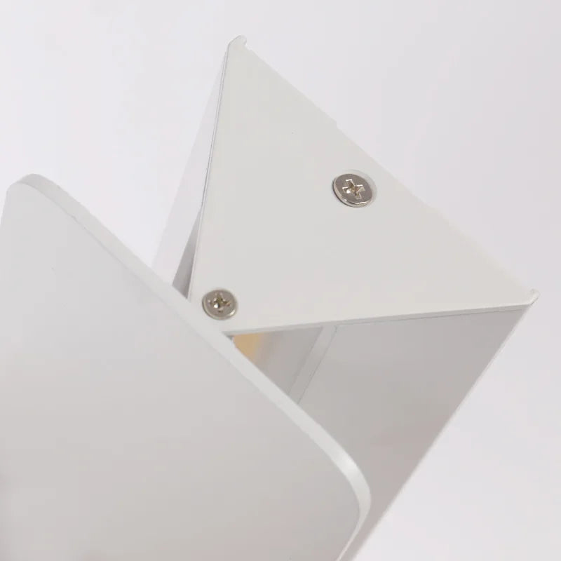 Minimalistyczna prostokątna aluminiowa lampa ścienna z obrotowym ramieniem
