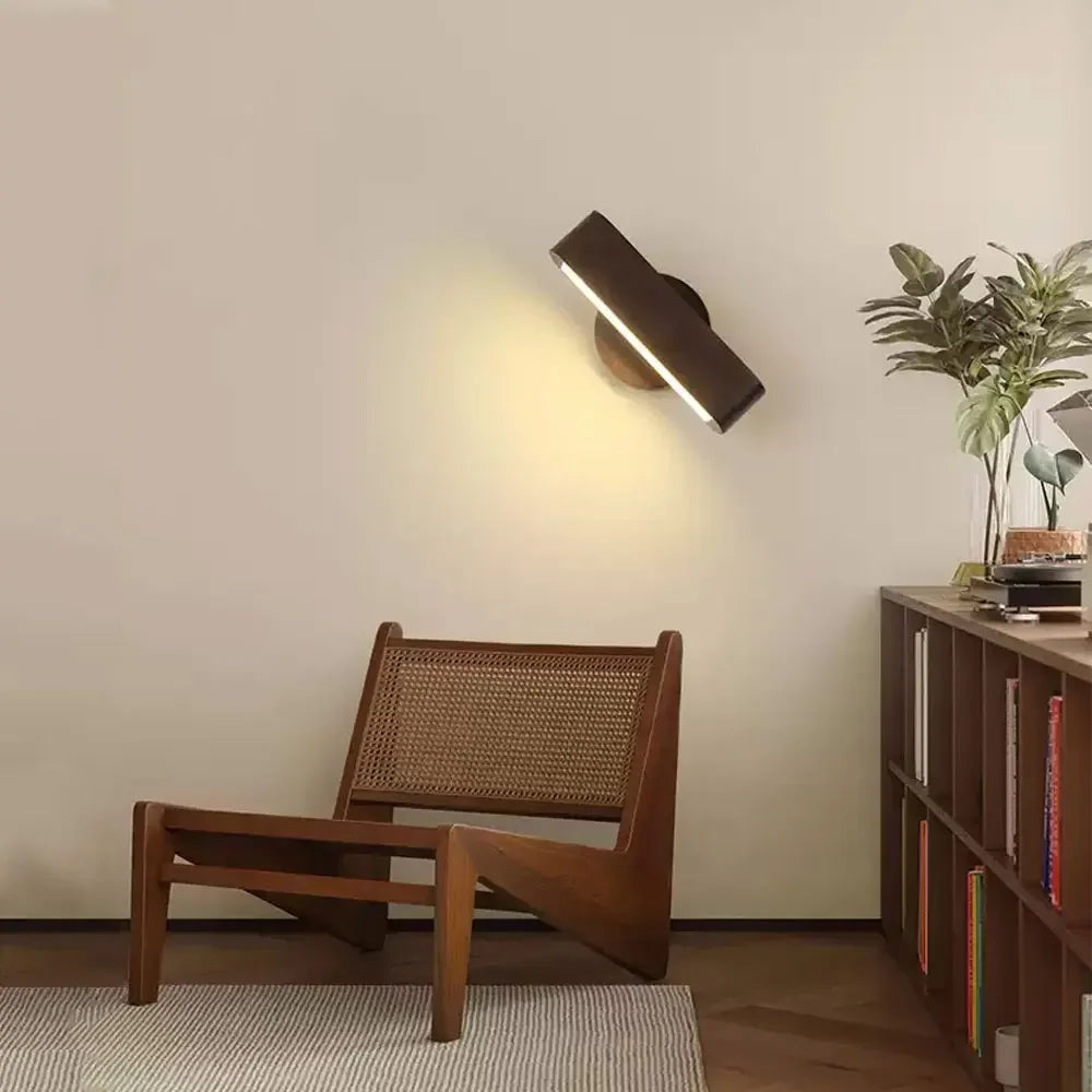 Japońska minimalistyczna regulowana lampa ścienna z litego drewna i aluminium, obracana