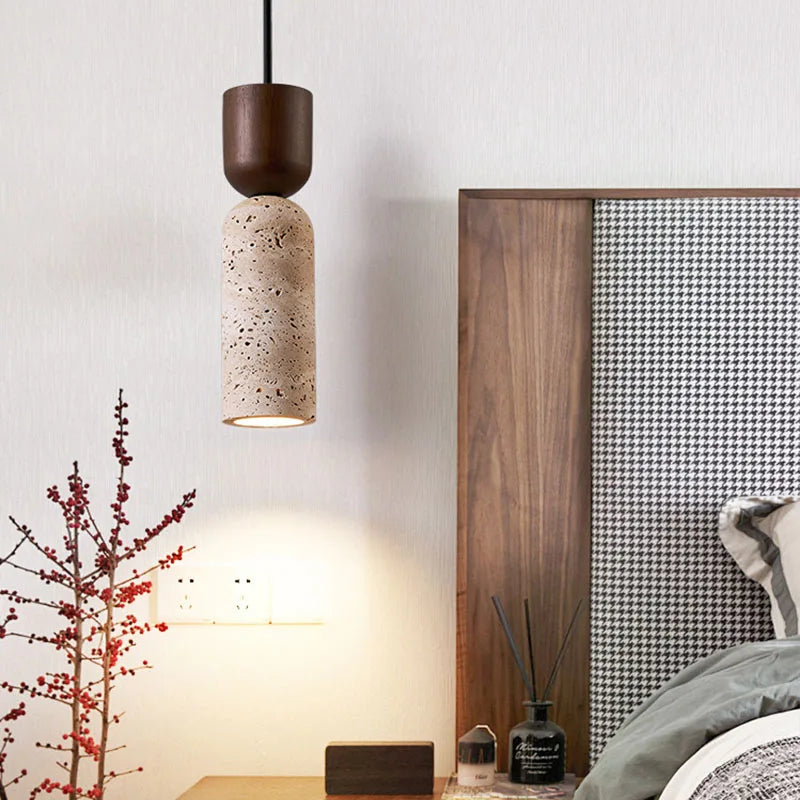 Wisząca lampa w stylu wabi-sabi z fakturą trawertynu i drewna orzechowego