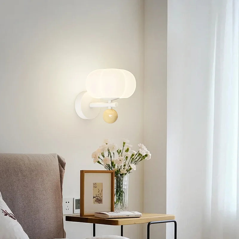 Rzeźbiarska nordycka lampa ścienna ze szklanym kloszem w kształcie dyni