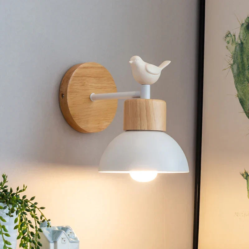 Nordycka minimalistyczna lampa ścienna z drewnianą rzeźbą ptaka siedzącego na gałęzi