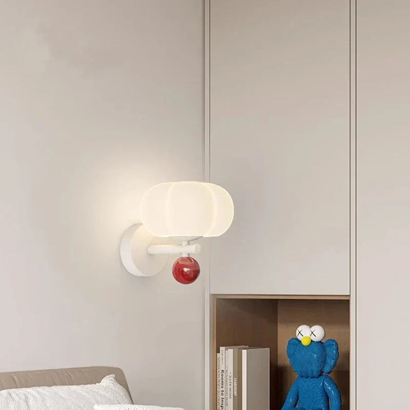 Rzeźbiarska nordycka lampa ścienna ze szklanym kloszem w kształcie dyni