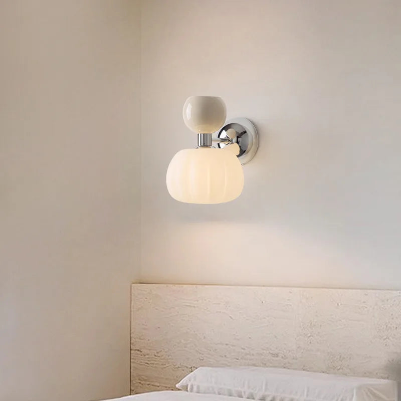 Rzeźbiarska nordycka lampa ścienna ze szklanym kloszem w kształcie dyni