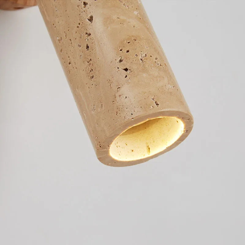 Lampa ścienna w stylu wabi-sabi z fakturą trawertynu i drewna
