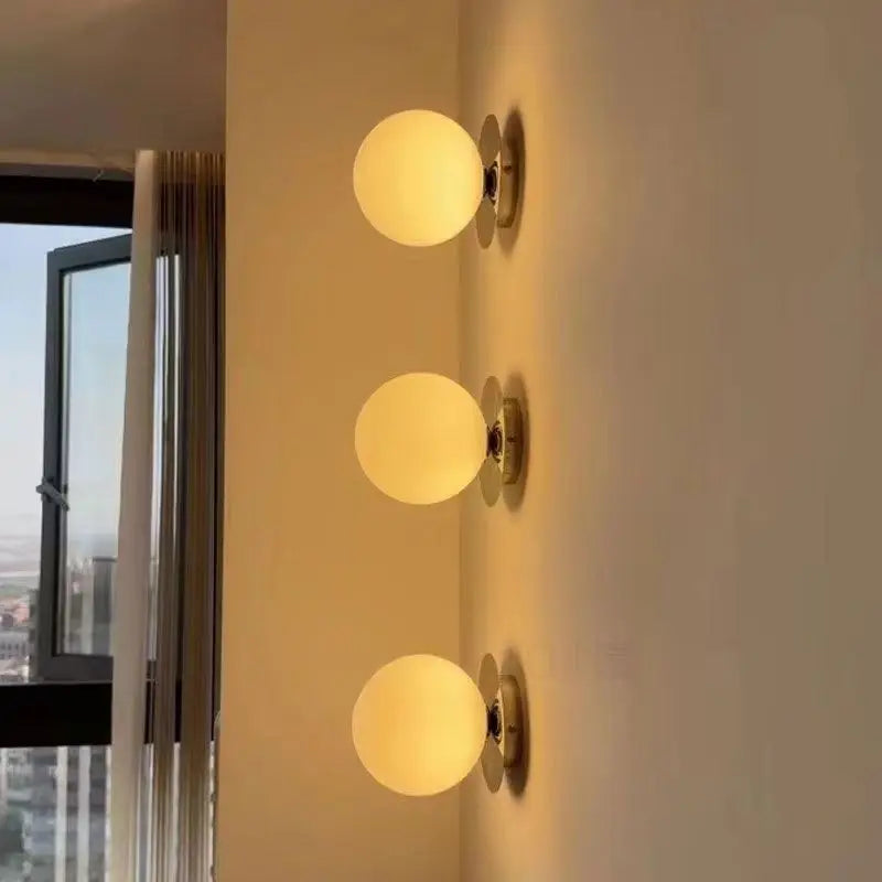 Nordycka lampa ścienna z opalowym szklanym kloszem w kształcie kuli i kutym żelazem