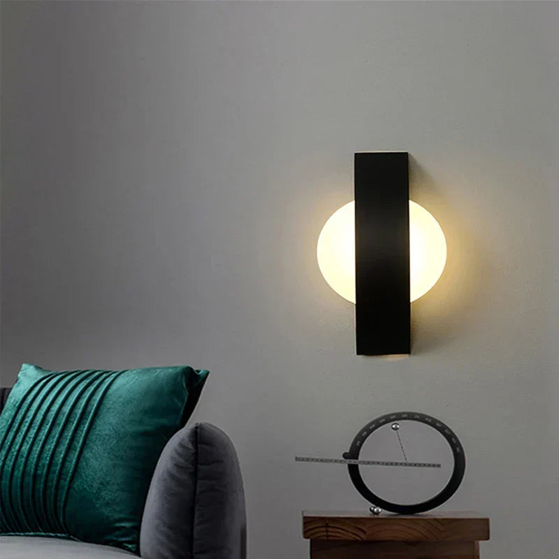 Minimalistyczna lampa ścienna z akrylową kulą i żelaznym panelem