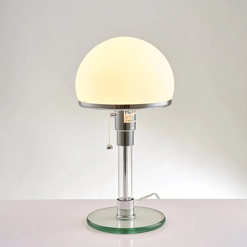 Bauhausowska chromowana lampa stołowa z kopułowym kloszem z matowego szkła