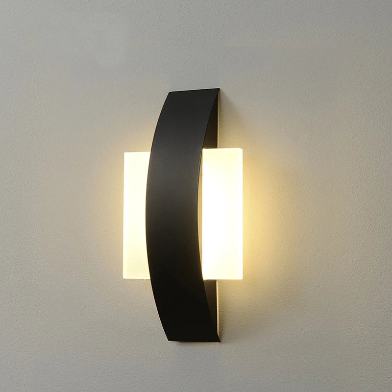 Minimalistyczna lampa ścienna z akrylową kulą i żelaznym panelem