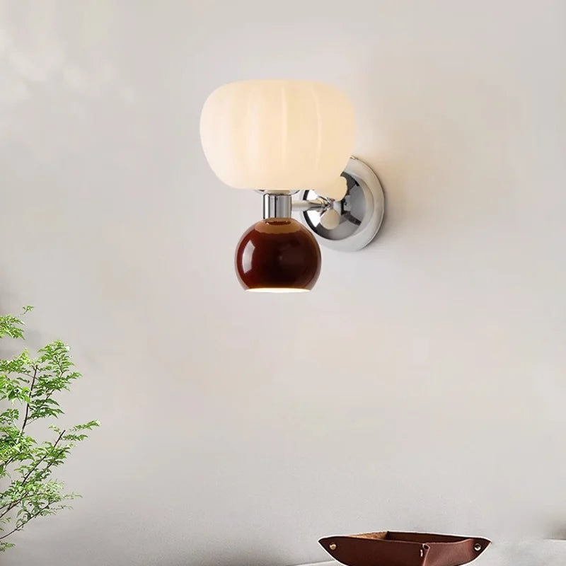 Rzeźbiarska nordycka lampa ścienna ze szklanym kloszem w kształcie dyni
