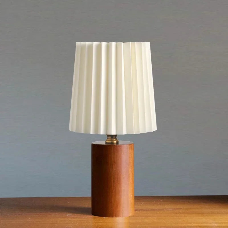 Lampa stołowa z plisowanym materiałowym kloszem i podstawą z litego drewna