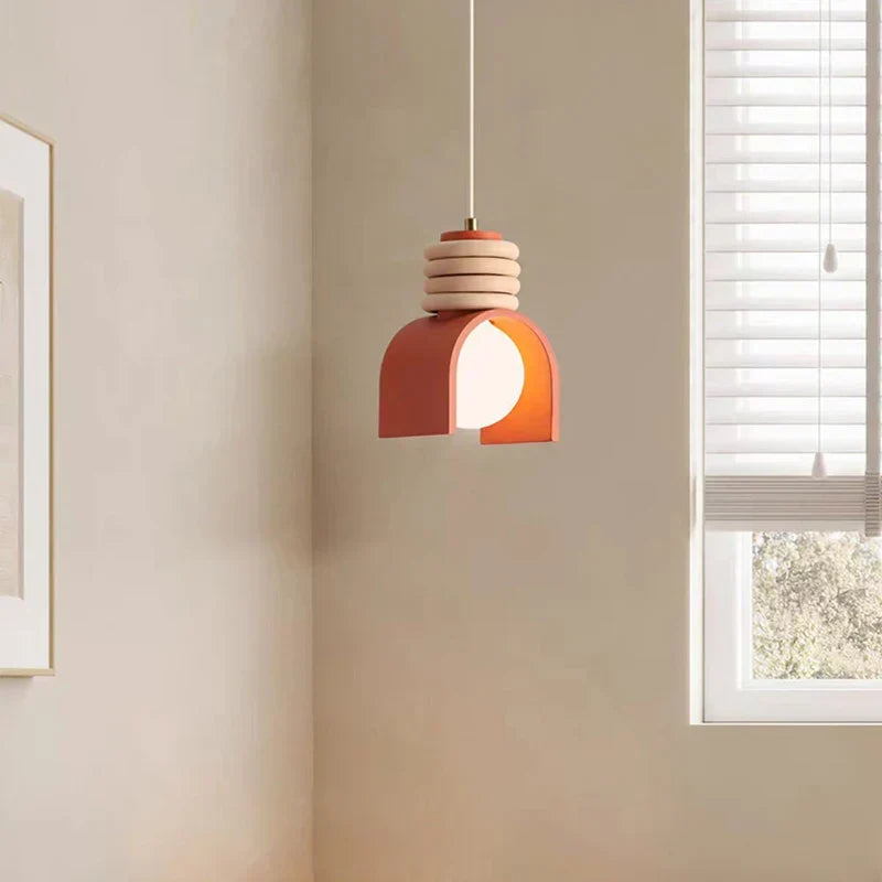 Rzeźbiarska wisząca lampa z żywicy w stylu wabi-sabi, japońskim minimalizmem i organiczną formą