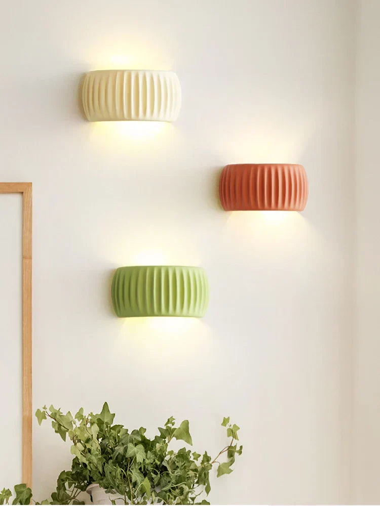 Francuska nowoczesna lampa ścienna z żebrowanej żywicy, świecąca w górę i w dół