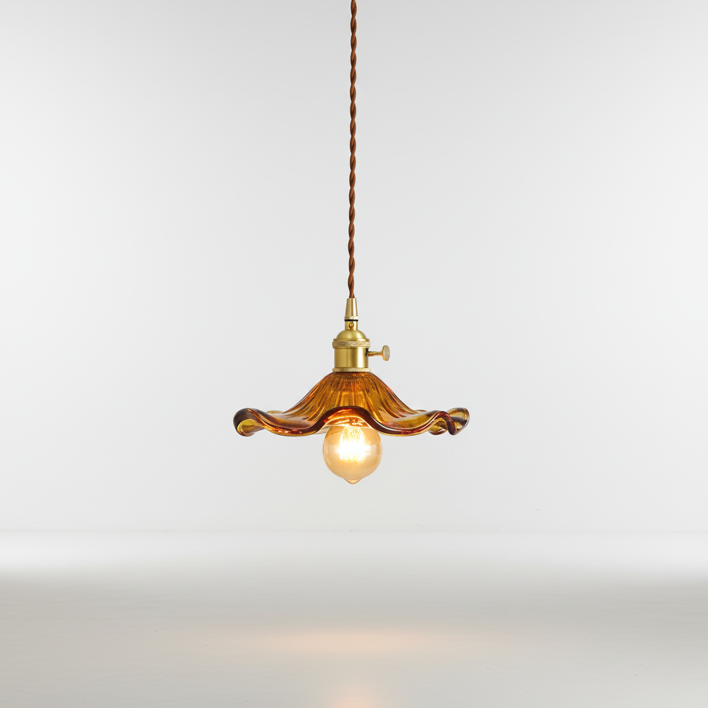 Skandynawska minimalistyczna lampa wisząca z przyciemnianym szkłem i miedzianymi akcentami