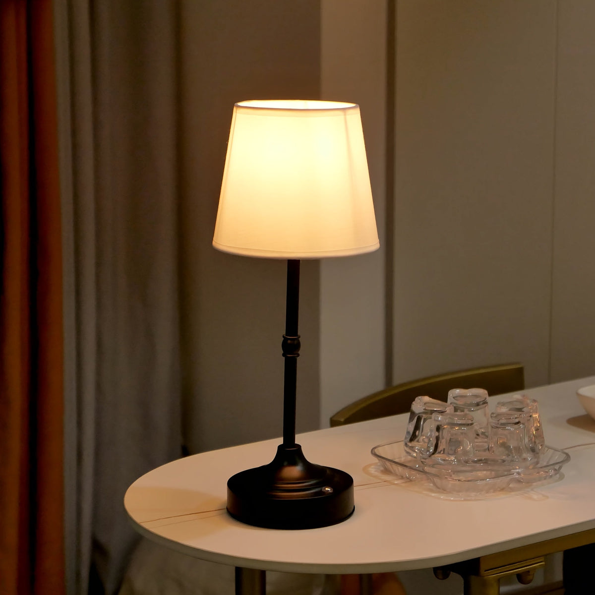 Lampa stołowa z matową metalową podstawą, materiałowym kloszem, akumulatorem, bezprzewodowa i dotykowa