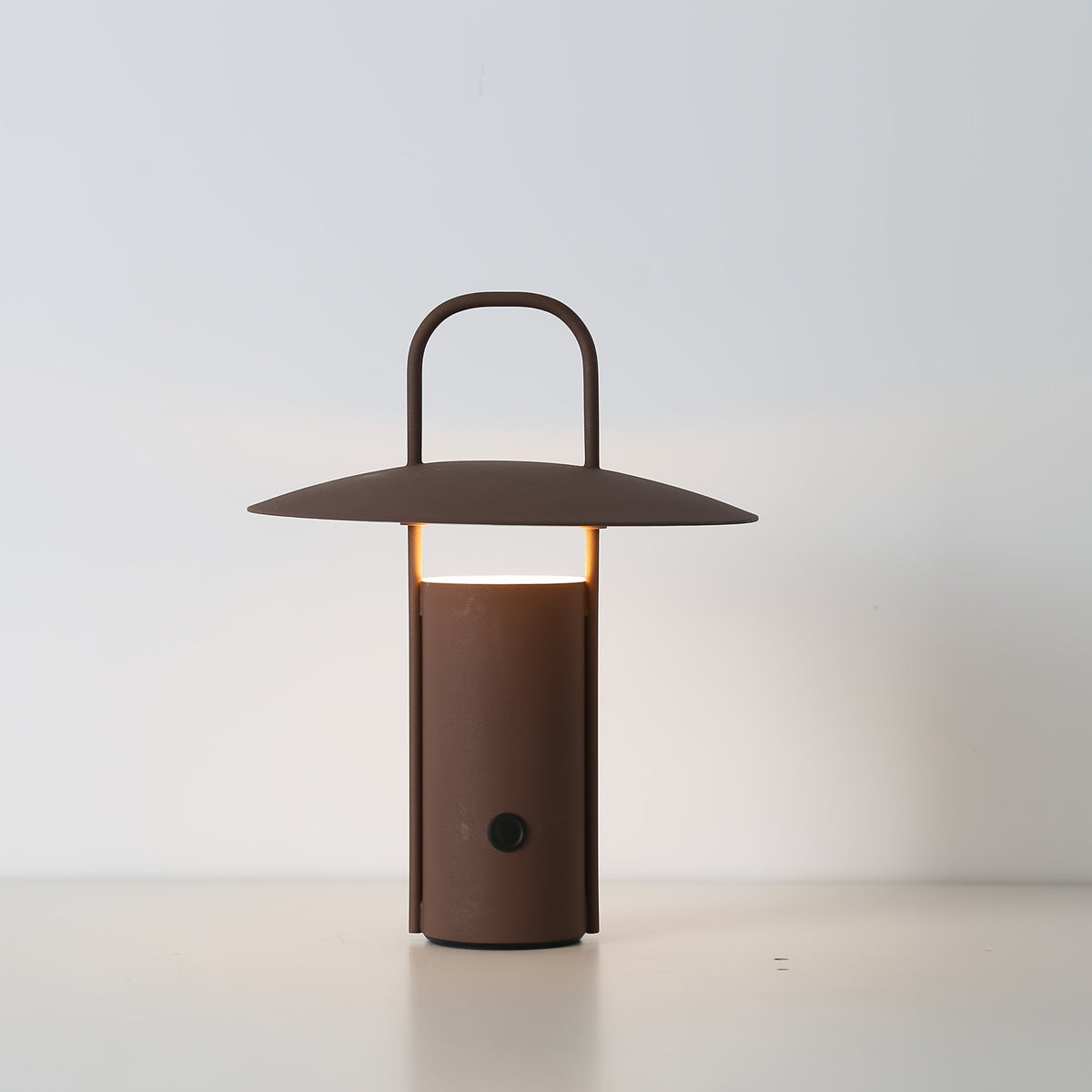 Minimalistyczna metalowa lampa stołowa z kopułowym kloszem, akumulatorem i dotykowym sterowaniem