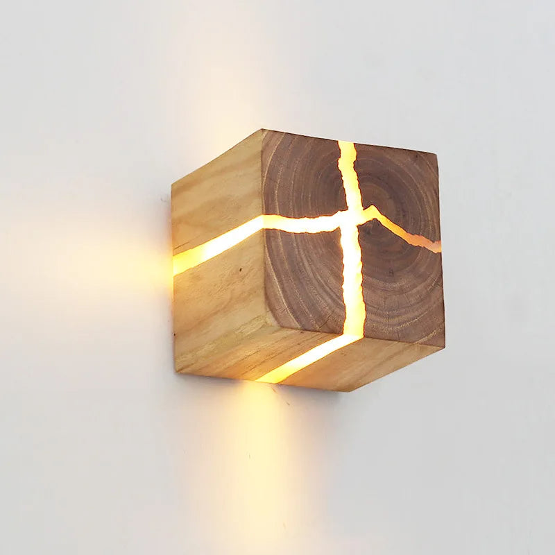 Ręcznie rzeźbiona lampa ścienna z litego drewna z wstawką z żywicy