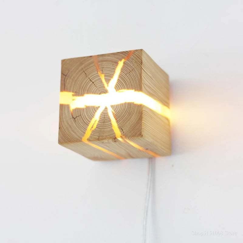 Ręcznie rzeźbiona lampa ścienna z litego drewna z wstawką z żywicy